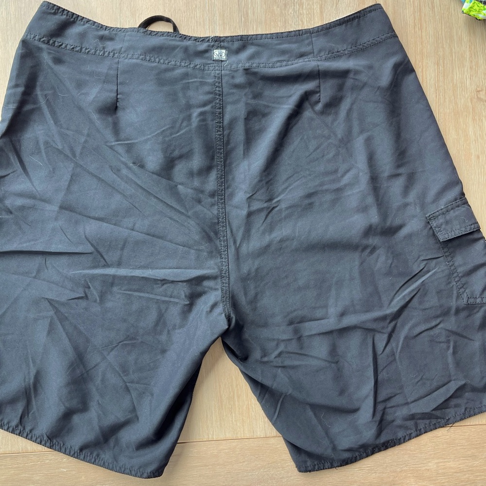 Black Body Glove men’s board shorts